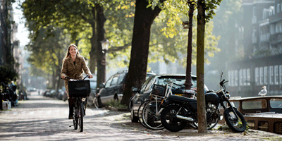 Dame op de fiets langs de Lijnbaansgracht