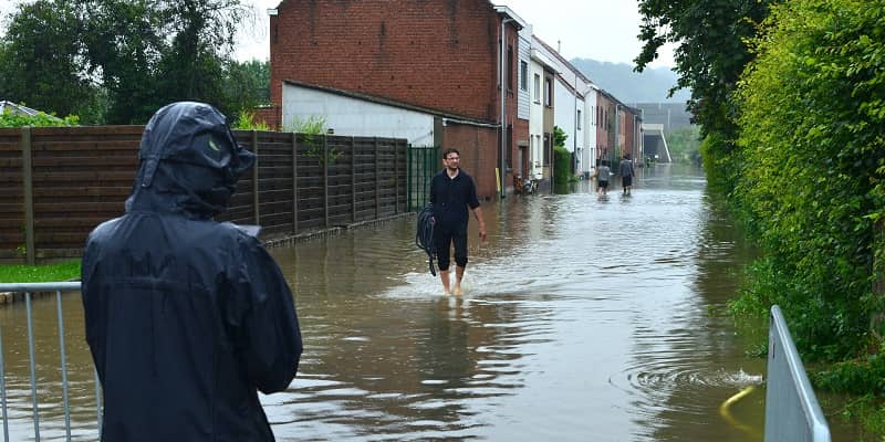 man-loopt-door-hoog-water