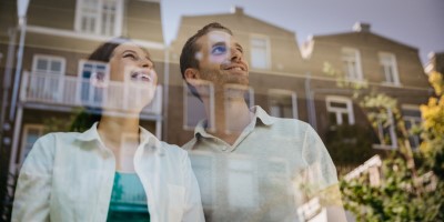 man-vrouw-raam-huis