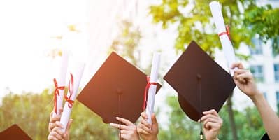 Studenten met diplomas iStock-1192484094