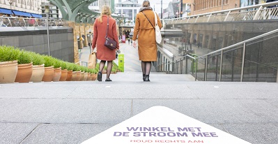 Twee vrouwen winkelen in koopgoot Rotterdam