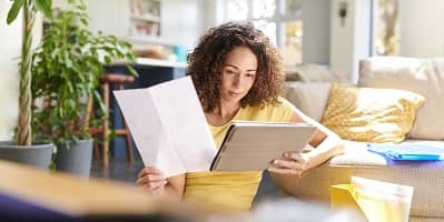 vrouw-tegen-bank-met-papieren