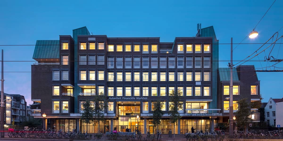 aanzicht afm gebouw in schemering