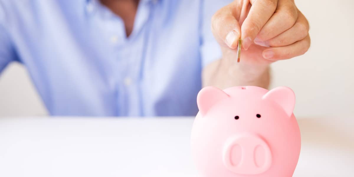 hand-geld-in-spaarvarken