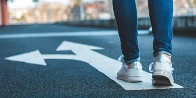 man op straat pijl 400x200