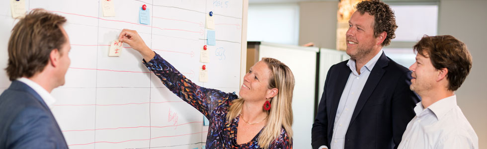 groep-mensen-rond-projectbord
